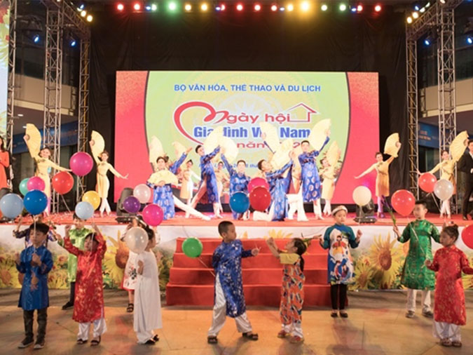 Gia đình Việt Nam tham gia hoạt động chào mừng Ngày hội Gia đình Việt Nam, thể hiện sự gắn kết và niềm vui