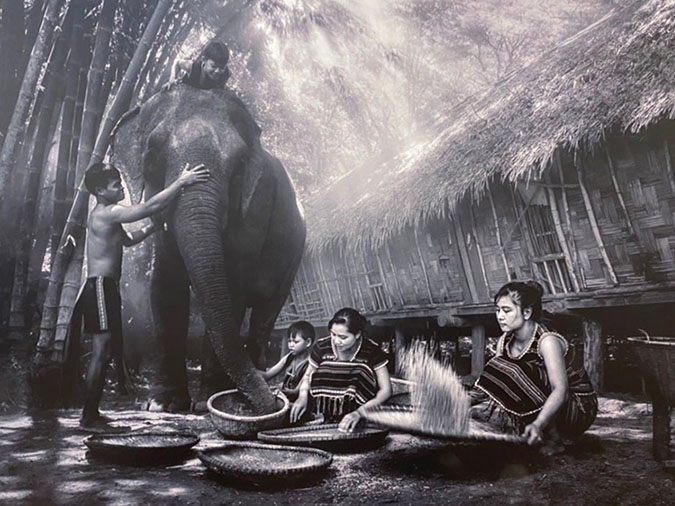 Tác phẩm "Buổi sớm bên nhà sàn" của Ngô Minh Phương, trưng bày tại triển lãm nghệ thuật về gia đình Việt Nam