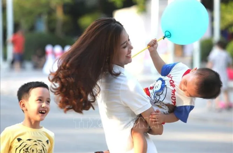 Khoảnh khắc hạnh phúc của mẹ và con, biểu tượng cho tình mẫu tử thiêng liêng và mái ấm gia đình