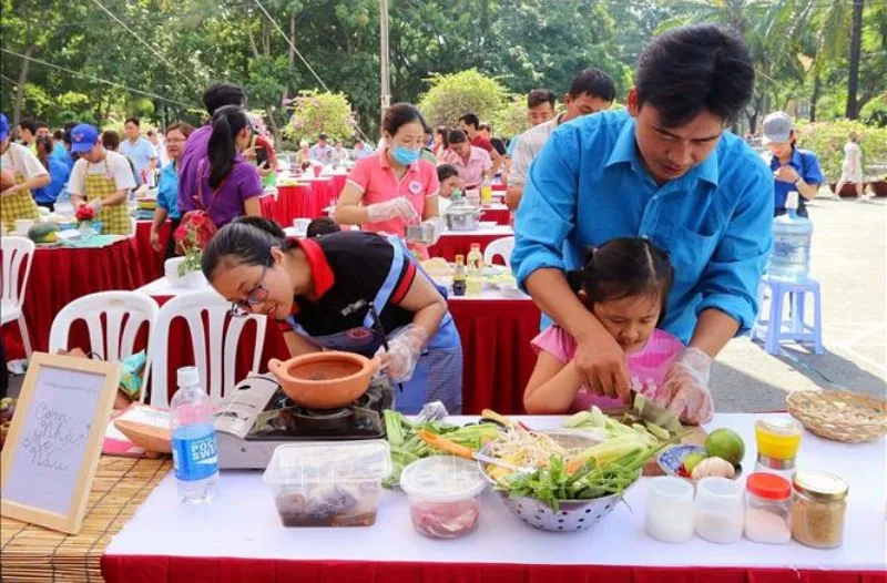 Gia đình tham gia hội thi nấu ăn "Cả nhà vào bếp", cùng nhau chuẩn bị món ăn trong Ngày Gia đình Việt Nam
