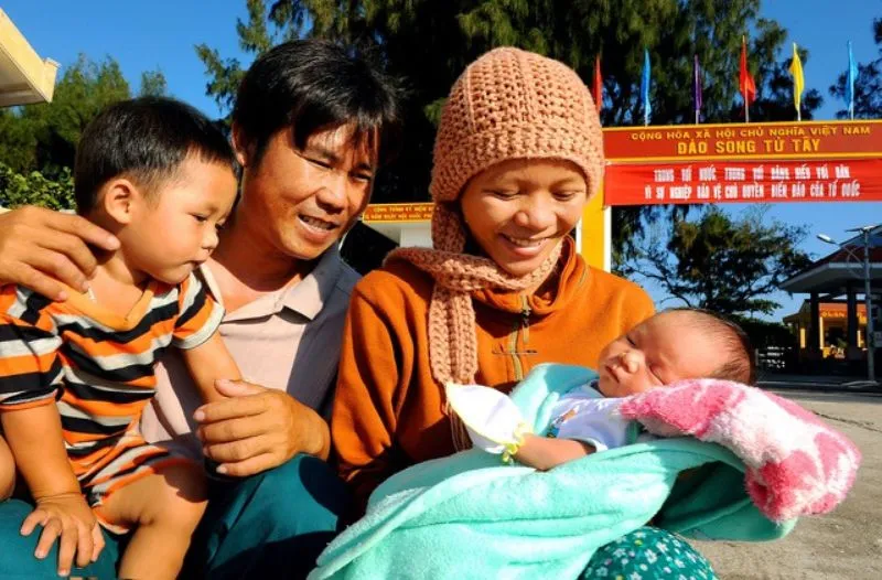 Tác phẩm "Mãi mãi là hạnh phúc" thể hiện sự gắn kết của gia đình Việt Nam, trưng bày tại triển lãm