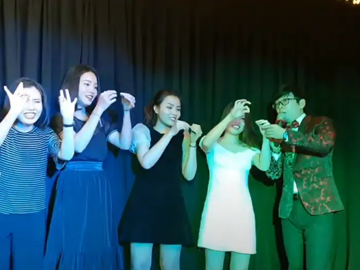 Người chơi hào hứng tìm kiếm đồ vật bí ẩn, một trò chơi tất niên kích thích sự nhanh nhẹn