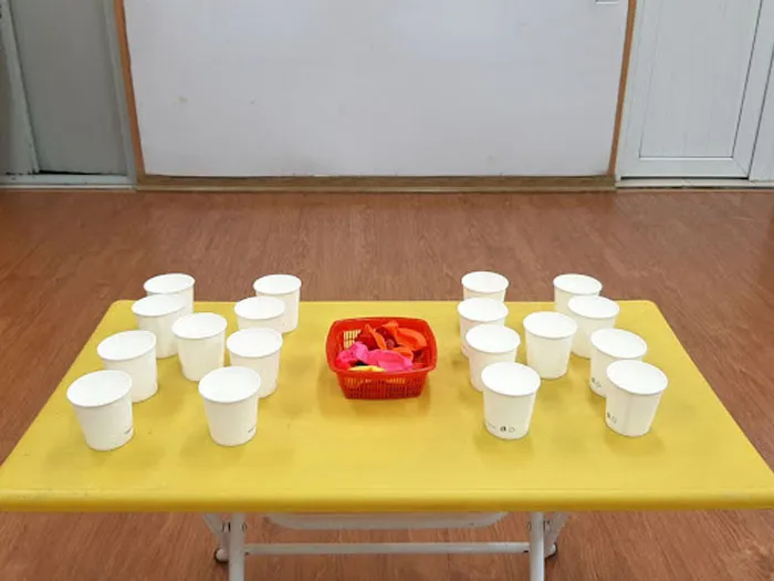 Trò chơi bong bóng thổi ly trong buổi tất niên, thử thách sự khéo léo và tốc độ