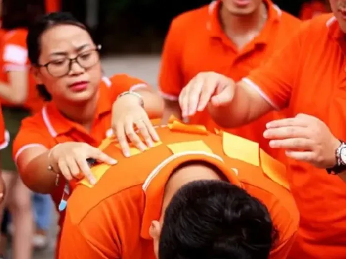 Trò chơi tất niên hãy để sticker rơi, hoạt động vui nhộn đòi hỏi sự khéo léo mà không dùng tay
