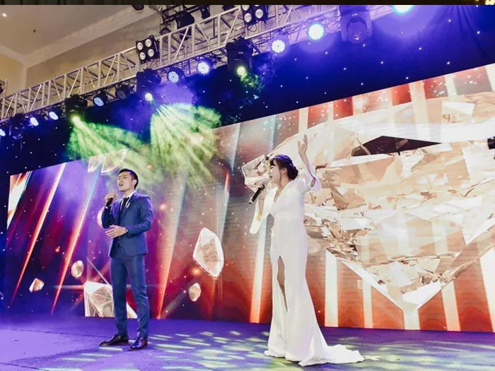 Thử thách âm nhạc trong bữa tiệc tất niên, nơi đồng đội thể hiện tài năng ca hát và đoán chữ