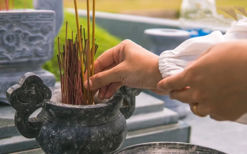 Con cháu dọn dẹp, chăm sóc mộ phần tổ tiên trong dịp Tết Thanh minh