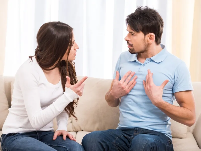 Minh họa kiểu ngụy biện công kích cá nhân, tập trung vào hạ bệ đối phương thay vì luận điểm cốt lõi.