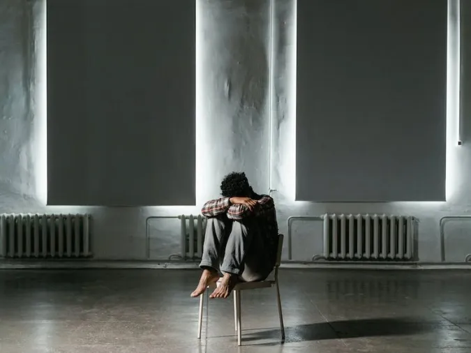 Gaslighting, một hình thức thao túng tâm lý, khiến nạn nhân nghi ngờ thực tại và lý trí của bản thân, gây tổn thương nghiêm trọng.