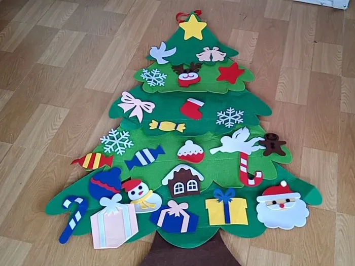 Đội nhóm trang trí cây thông Noel trong trò chơi Giáng sinh