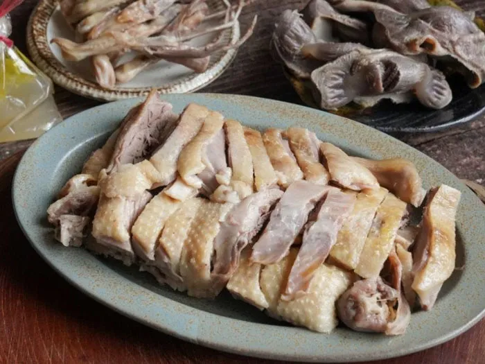 Món thịt vịt luộc được chế biến cho bữa ăn truyền thống ngày Tết Đoan Ngọ