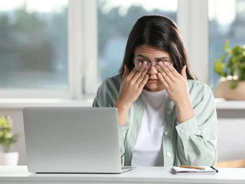 Người làm việc lâu trên máy tính gặp tình trạng mỏi mắt, minh họa hội chứng thị giác máy tính cần áp dụng quy tắc 20-20-20