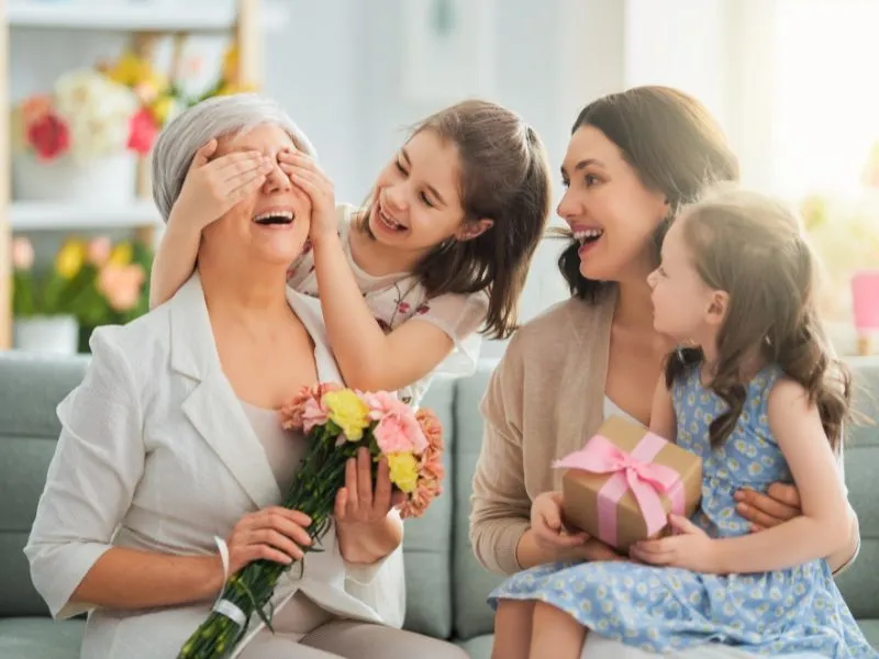 Hình ảnh biểu tượng hạnh phúc và sự gắn kết gia đình trong Ngày Quốc tế Hạnh phúc, một trong các ngày lễ tháng 3