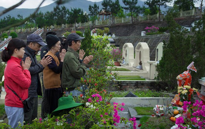 Con cháu quây quần bên mộ phần, thực hiện nghi lễ tảo mộ Tết Thanh Minh với lòng thành kính