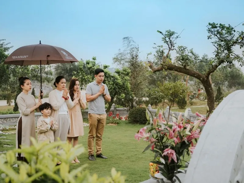 Hình ảnh người Việt Nam thực hiện phong tục tảo mộ, một nét đẹp văn hóa tâm linh gắn kết gia đình