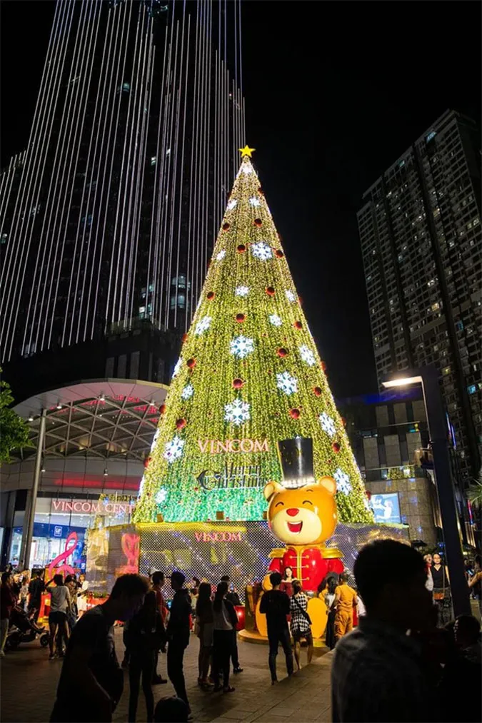 Landmark 81 trang hoàng lộng lẫy cho mùa Giáng sinh