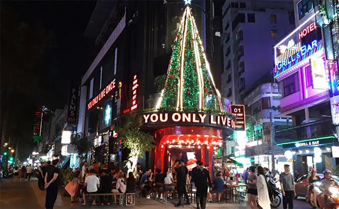 Phố Tây Bùi Viện lung linh với đèn trang trí Giáng sinh và khách du lịch