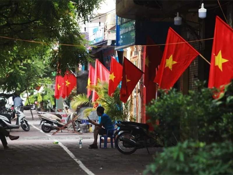 Người dân Việt Nam treo cờ mừng Ngày Giải phóng miền Nam 30/4, một ngày lễ lớn trong tháng 4