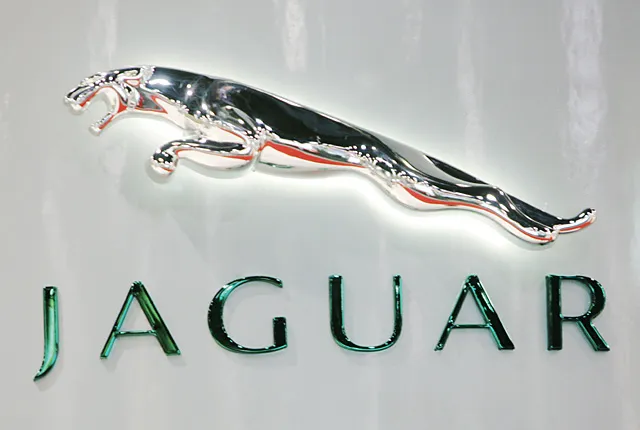 Logo Jaguar với hình ảnh báo đốm vươn mình, tượng trưng cho sức mạnh, tốc độ và sự sang trọng.