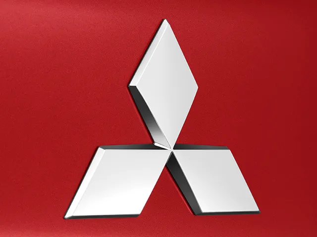 Ba viên kim cương của logo Mitsubishi, biểu tượng cho độ tin cậy, toàn vẹn và thành công của tập đoàn.