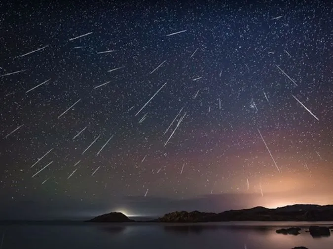 Mưa sao băng Geminids với nhiều vệt sáng rực rỡ, một trong những trận mưa sao băng đẹp nhất.