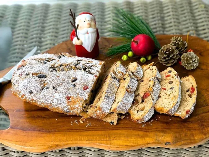 Bánh mì Stollen, món bánh trái cây truyền thống của Đức trong mùa Giáng sinh