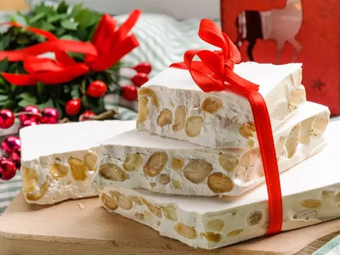 Kẹo Turrón với hạnh nhân, món ăn Giáng sinh ngọt ngào và truyền thống của Tây Ban Nha