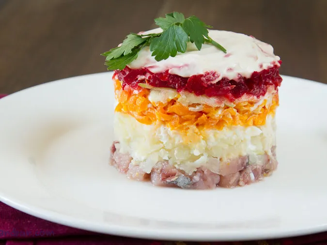 Salad Selyodka Pod Shuboy (cá trích dưới áo lông), món ăn Giáng sinh nhiều tầng đặc trưng của Nga