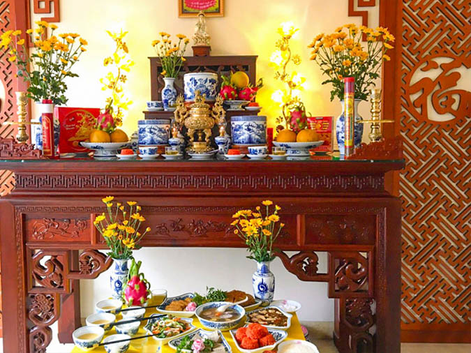 Mâm cúng Tết Đoan Ngọ ngoài trời với đầy đủ hương, hoa, trà, quả