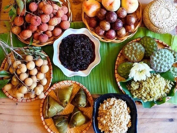 Mâm cúng Tết Đoan Ngọ đa dạng với các nông sản và trái cây theo mùa