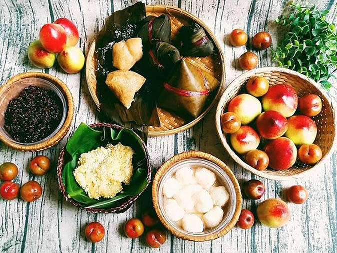 Mâm cúng Tết Đoan Ngọ đầy đủ lễ vật mang nét đặc trưng miền Nam