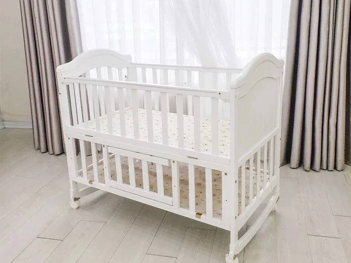 Một chiếc nôi cũi em bé màu trắng, món quà Giáng sinh thiết thực cho trẻ sơ sinh.