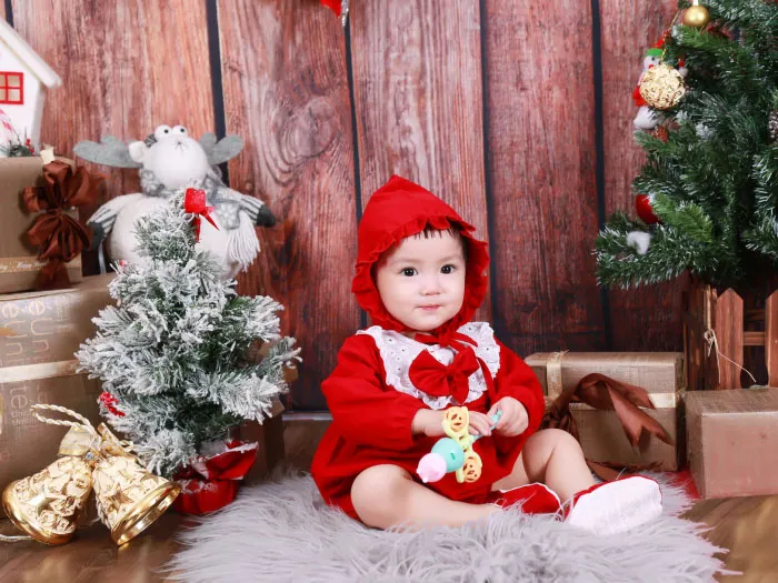 Bé gái đáng yêu trong chiếc váy đỏ rực rỡ chủ đề Giáng sinh, quà tặng Noel cho bé gái.
