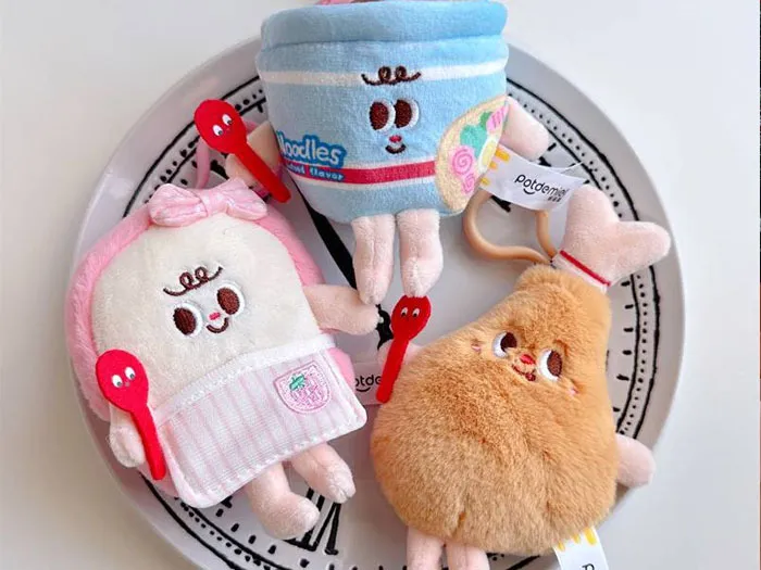 Chú gấu bông dễ thương đội mũ Giáng sinh, một món quà Giáng sinh ấm áp cho bé.