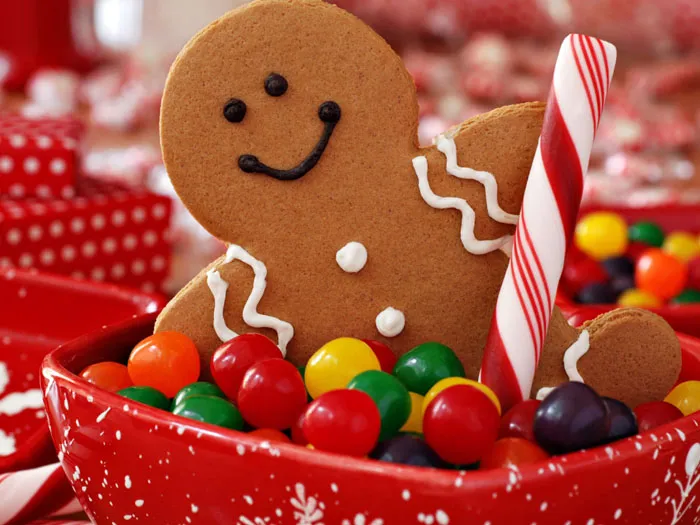 Hộp bánh kẹo Giáng sinh ngọt ngào với hình thù ông già Noel và cây thông.