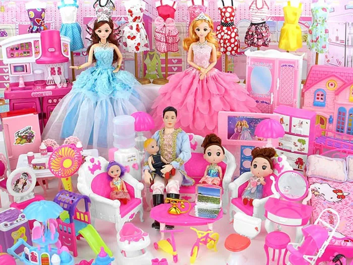 Búp bê Barbie xinh đẹp với váy áo lộng lẫy, món quà Giáng sinh mơ ước của bé gái.