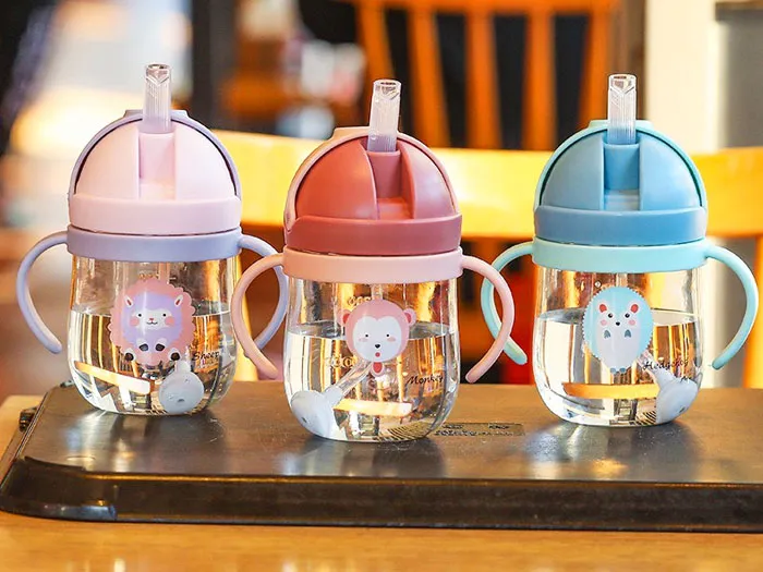 Bình tập uống nước có ống hút và họa tiết hoạt hình, giúp bé vui vẻ hơn khi uống nước.