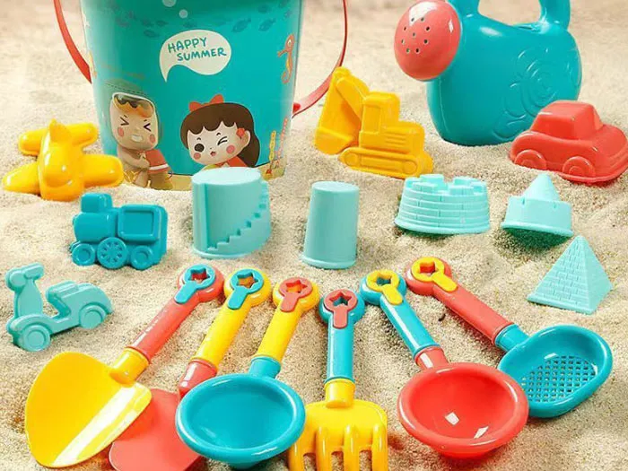 Bộ đồ chơi cát với xẻng, xô, và khuôn hình, phát triển khả năng sáng tạo ngoài trời.