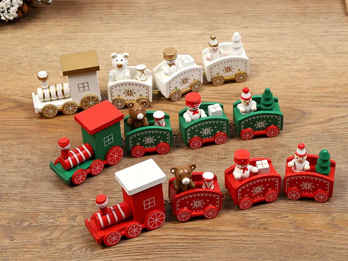 Mô hình đoàn tàu Noel với ông già Noel và tuần lộc, kích thích trí tưởng tượng cho bé.