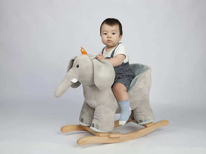 Ghế bập bênh hình con ngựa gỗ, đồ chơi vận động yêu thích của trẻ nhỏ.