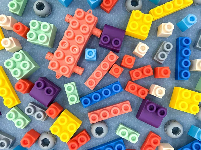 Bộ tranh ghép và khối lego nhiều màu sắc, phát triển tư duy logic cho bé trai.