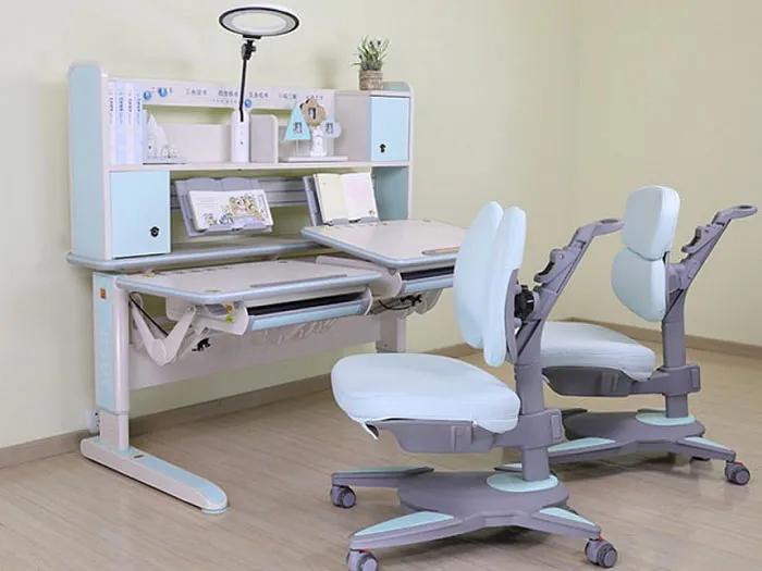 Bàn học thông minh có thể điều chỉnh độ cao, hỗ trợ tư thế ngồi học đúng cho bé.