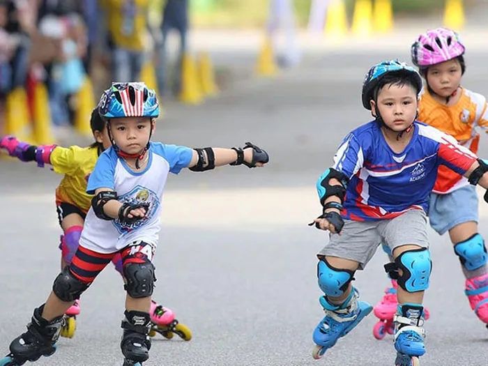 Đôi giày trượt patin màu xanh, khuyến khích bé tham gia các hoạt động thể chất.