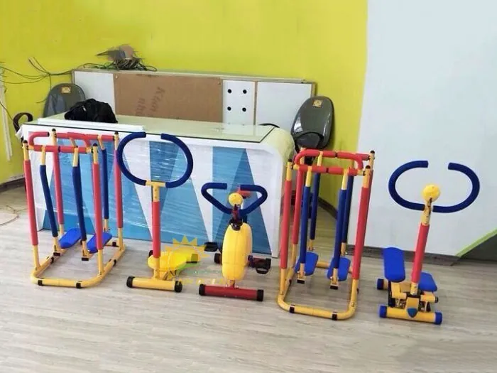 Bóng đá và vợt cầu lông, dụng cụ thể thao tăng cường sức khỏe cho bé trai.