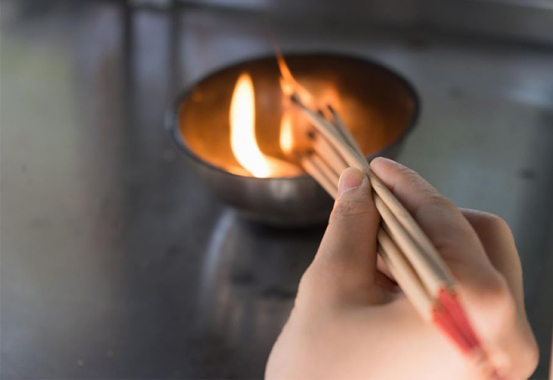 Người Việt chuẩn bị văn khấn Rằm tháng Chạp đầy đủ để thực hiện nghi lễ tại gia.