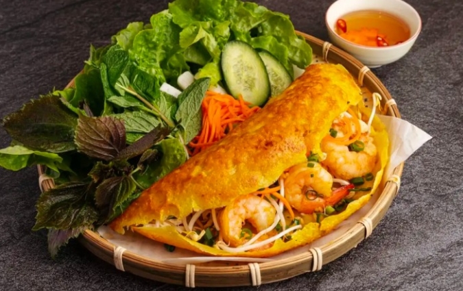 Bánh xèo miền Tây có kích thước lớn, nổi bật với màu vàng ươm của bột nghệ, có mùi thơm và vị béo của nước cốt dừa
