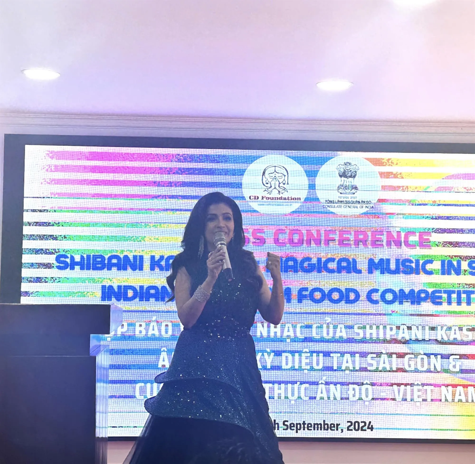 Ca sĩ Shibani Kashyap biểu diễn trong Đêm nhạc Ấn Độ kỳ diệu, lan tỏa âm nhạc Bollywood đến giới trẻ.
