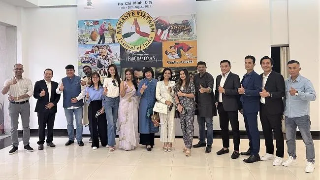 Phim "102 Not Out" gây ấn tượng tại Tuần lễ phim Ấn Độ, một phần của nỗ lực quảng bá văn hóa Bollywood.