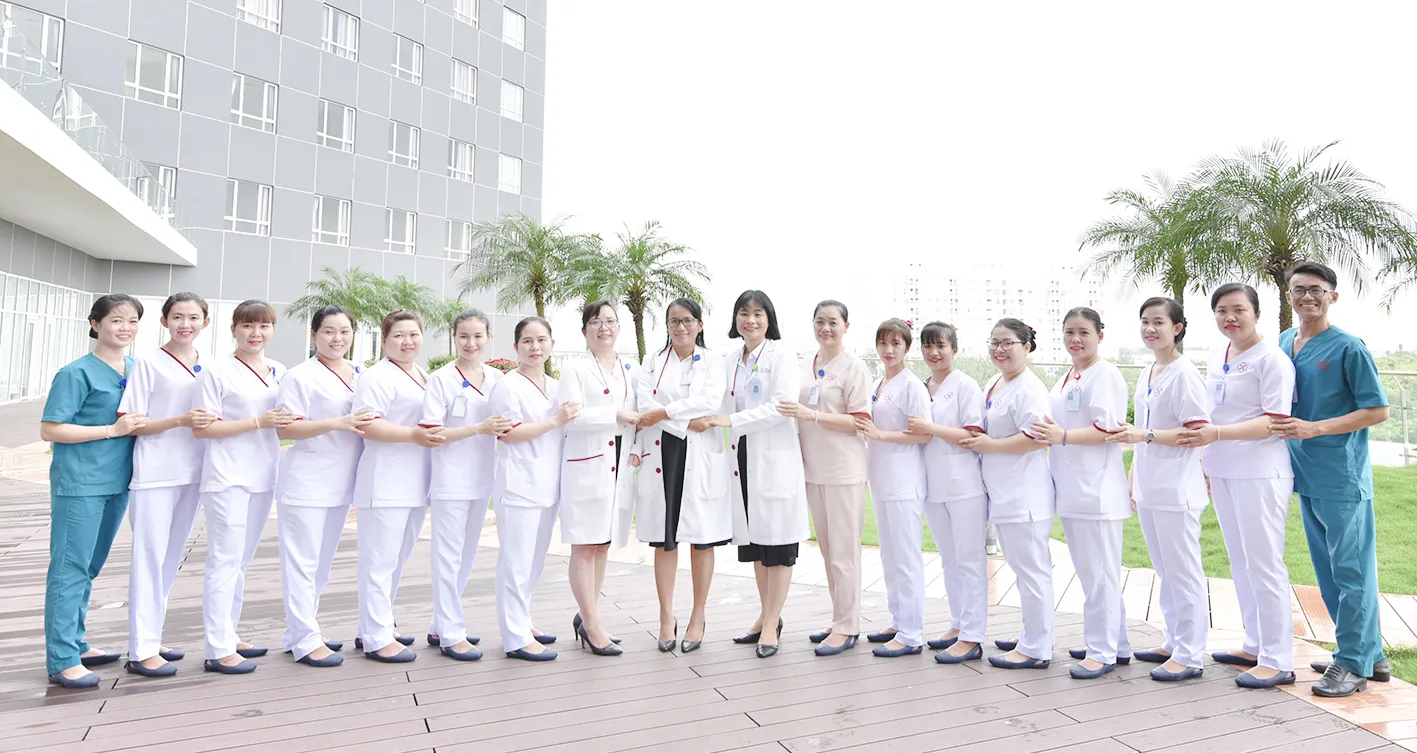 Đội ngũ y bác sĩ làm việc tại một bệnh viện, nơi cử nhân y tế cộng đồng có thể đóng góp vào việc quản lý và phòng ngừa bệnh.