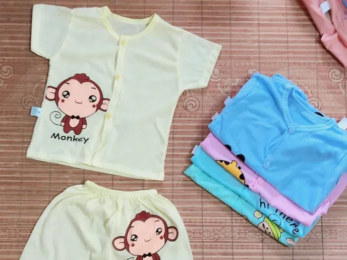 Gợi ý quà tặng quần áo cho bé trai trong lễ đầy tháng
