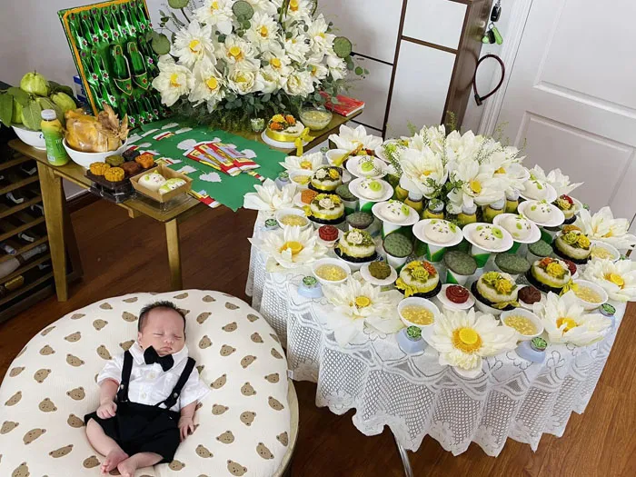Nghi thức đặt tên và khai hoa trong lễ cúng đầy tháng bé trai